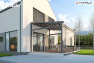 Wolnostojąca pergola aluminiowa Elegancy Tarasola wyposażona w boczną roletę zip screen osłania luksusową strefę jadalnianą na podwyższonym tarasie. Konstrukcja w grafitowym kolorze kontrastuje z jasną elewacją i otoczeniem pełnym zieleni.