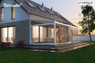 Elegancka biała pergola Elegancy Tarasola z pełnymi szklanymi drzwiami tworzy elegancką, półzamkniętą przestrzeń wypoczynkową oświetloną subtelnymi punktami LED. Zabudowa osłania stylowe meble tarasowe, a jasny dom i ogród z rabatami nadają aranżacji nowoczesny charakter.