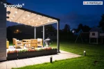 Pergola Elegancy Tarasola z elektrycznie rozsuwanym dachem tkaninowym i intensywnym podświetleniem LED tworzy nastrojowe zadaszenie tarasu z drewnianym kompletem wypoczynkowym. Konstrukcja pięknie rozświetla przestrzeń w otoczeniu zadbanego ogrodu o zmroku.