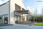 Przeciwsłoneczna szara pergola Elegancy Tarasola z tkaninowym dachem osłania taras jadalniany z nowoczesnymi metalowymi krzesłami i stołem. Konstrukcja harmonizuje z minimalistyczną elewacją domu, a wokół rozciąga się równy trawnik oraz ogrodzenie otoczone zielenią.