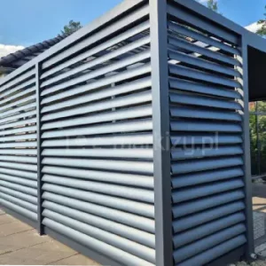 Aluminiowe panele żaluzjowe Louvre na taras obracane lub stałe w antracytowym kolorze zamontowane jako osłona boczna pergoli tarasowej.