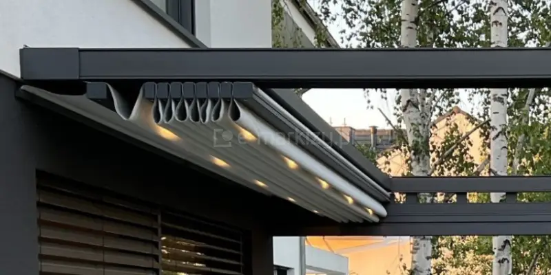 Tkanina przeciwsłoneczna pergoli Square Flat chowana pod daszkiem