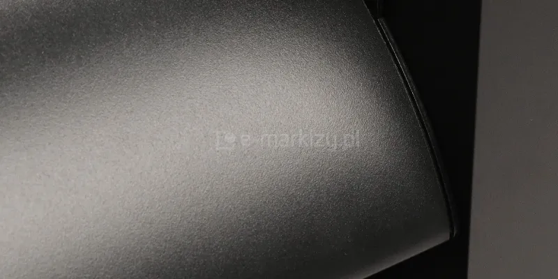 Zbliżenie na wysokiej jakości panele aluminiowe Louvre z wykończeniem powierzchni, stosowane jako nowoczesna osłona przeciwsłoneczna i wiatrowa na tarasie lub pergoli