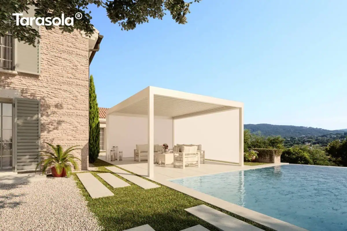 Pergola Tarasola Essential z pełnymi roletami bocznymi zapewniająca osłonięty i prywatny taras przy domu