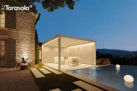 Tarasola Essential biała pergola lamelowa z liniowym oświetleniem LED nad basenem tworząca przytulny taras nocą