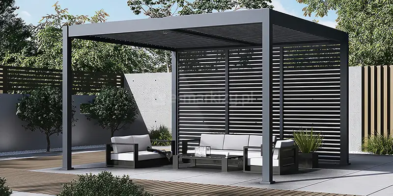 Pergola Marlo Duo z bocznymi panelami żaluzjowymi tworząca zaciszną, elegancką strefę relaksu w ogrodzie, zapewniająca ochronę przed wiatrem i słońcem oraz maksymalny komfort wypoczynku.