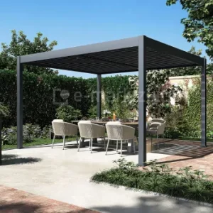 Nowoczesna pergola Marlo Duo z podwójnym dachem lamelowym tworzy eleganckie i funkcjonalne zadaszenie ogrodu, zapewniając komfortowy cień nad dużym stołem jadalnianym. Aluminiowa konstrukcja w antracytowym kolorze prezentuje się minimalistycznie i solidnie, a równoległe lamele generują dekoracyjny wzór światła na posadzce. Pergola ustawiona jest w zadbanym ogrodzie otoczonym zielenią, tworząc idealną strefę do spotkań i wspólnego spędzania czasu na świeżym powietrzu.