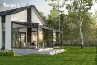 Tarasowa pergola rzymska Elegancy Tarasola z przesuwną zabudową szklaną otacza przestrzeń relaksu z dużą sofą i stolikiem. Konstrukcja stoi na podwyższonej platformie tarasowej, otulona zielenią drzew i otwartą przestrzenią ogrodu.