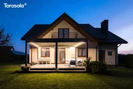 Wieczorem pergola Essential Tarasola prezentuje efektowny charakter dzięki subtelnemu oświetleniu, które podkreśla każdą linię aluminiowej konstrukcji oraz lamel. Pod pergolą panuje ciepła atmosfera, a otaczający ogród tonie w delikatnym półmroku, tworząc idealne miejsce do nocnego odpoczynku.