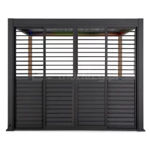 Front pergoli lamelowej Gloria zabudowany przesuwanymi drzwiami wykonanymi z aluminiowych obracanych ręcznie lameli