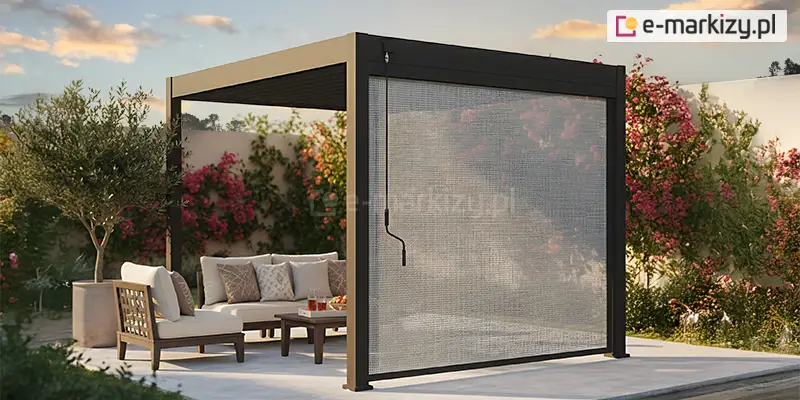 Roleta przeciwsłoneczna do pergoli Marlo Rubio zamontowana na przedzie nowoczesnej pergoli ogrodowej w wersji wolnostojącej z dachem bioklimatycznym w przestrzennym ogrodzie pełnym kolorowej roślinności