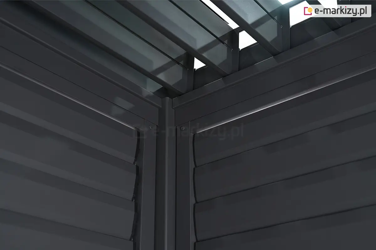 Zabudowa pergoli panelami z obracanymi lamelami, zapewniająca nowoczesny wygląd oraz osłonę tarasu.