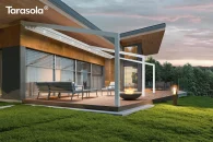 Pergola Tarasola Light z automatycznym sterowaniem pilotem i rozwijanym dachem z trójwarstwowej tkaniny Opatex, minimalistyczna konstrukcja aluminiowa montowana do ściany z zintegrowanym oświetleniem LED, tworząca komfortowe i wodoodporne zadaszenie średniego tarasu przy domu o zmierzchu.