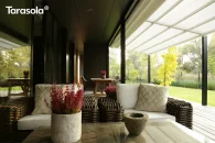 Pergola tarasowa Light z ruchomym dachem Tarasola Light, rozwijana wodoodporna tkanina przeciwsłoneczna tworzy zacieniające zadaszenie tarasu odporne na UV, montaż do ściany budynku w nowoczesnej bryle domu.